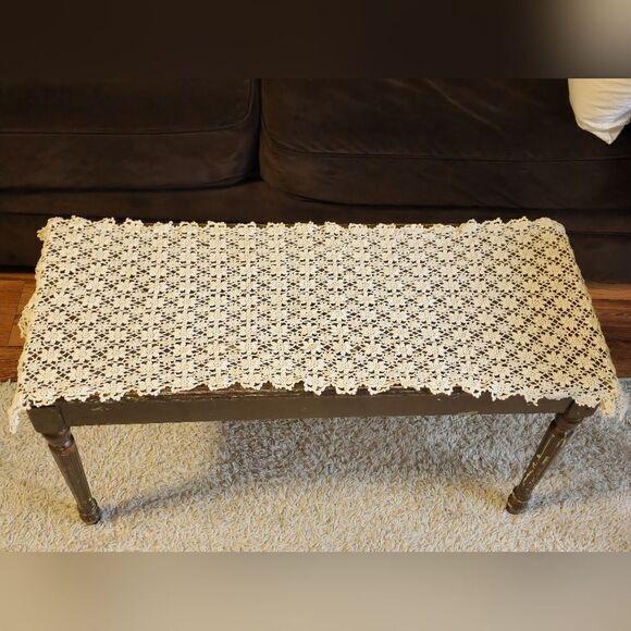 Vintage crocheted flower pattern table runner - Picture 1 of 5